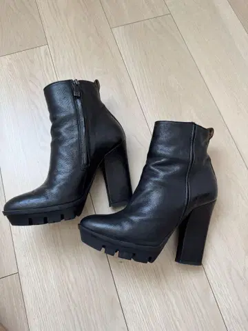블랙 가죽 통굽 부츠