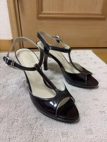 긴자 카네마츠 에나멜 T스트랩 하이힐