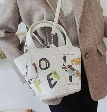 톰과 제리 아트 프린트 화이트 핸드백