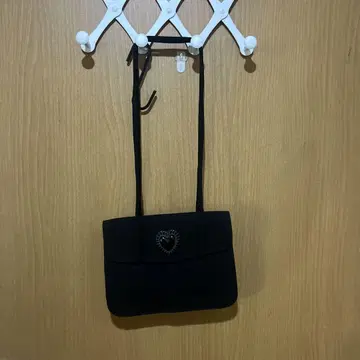 하트 장식 블랙 미니 백