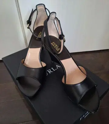 [미사용] FURLA 블랙 샌들