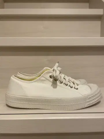 화이트 캔버스 로우 컷 스니커즈 novesta