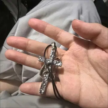 크로스와 뱀 디자인 목걸이