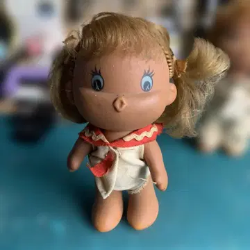 레트로 금발 트윈 테일 인형 빨간색 의상