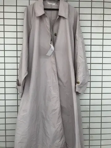 옅은 핑크색 롱 코트
