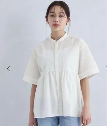 이번 시즌 새상품급 그린 라벨 릴랙싱 페플럼 숏 슬리브 블라우스
