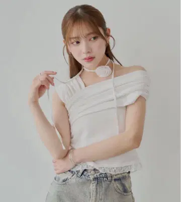 chico 로즈 초커가 달린 원숄더 밑단 레이스 T 화이트