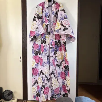 꽃무늬 나비 무늬 유카타와 파란색 오비