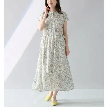 anyFAM [세탁기 사용 가능] 사이드 리본 플라워 프린트 원피스