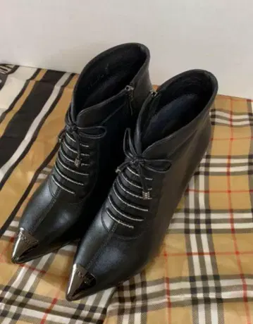 스틸레토 블랙 부츠 미디힐 디자인 가죽 숏부츠