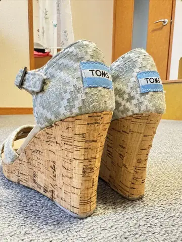 TOMS 그레이 계열 웨지 샌들