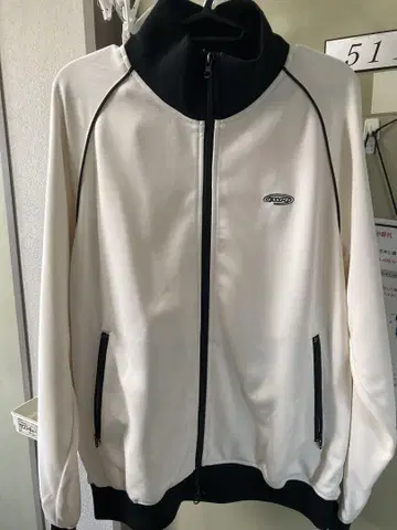 화이트/블랙 집업 자켓