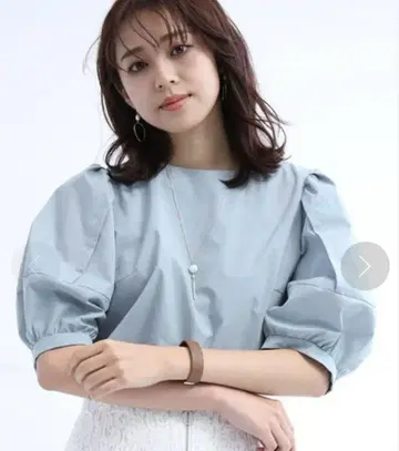 저스길리티 소매 디자인 블라우스
