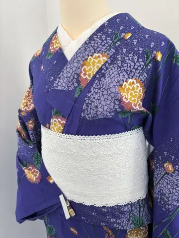 보라색에 꽃무늬의 유카타