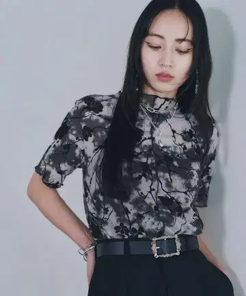 이번 시즌 완판 HARE 새상품 플라워 플로키 상의
