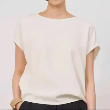 새상품급 소쥬 숏 슬리브 코쿤 블라우스 23년 모델 드레이프감 화이트 S