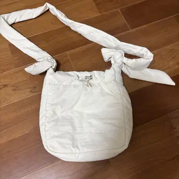 아이보리 숄더백 디스코트