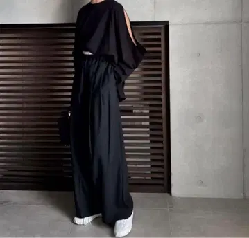 LOHEN SHOULDER SLIT CUTSEW 로헨 블랙