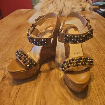 거의 새상품 Christian Louboutin 스터드 샌들 35.5