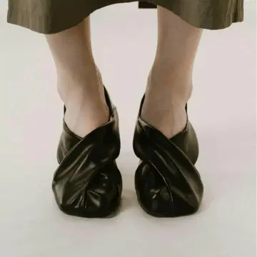 Knuth Marf 2way cross design pumps black