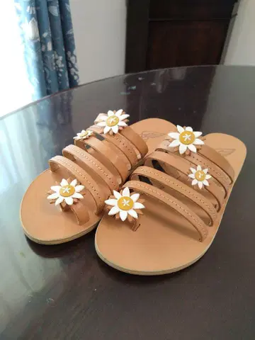 [미사용품] 파브리치오 비티 천연 가죽 플라워 모티브 샌들 23cm