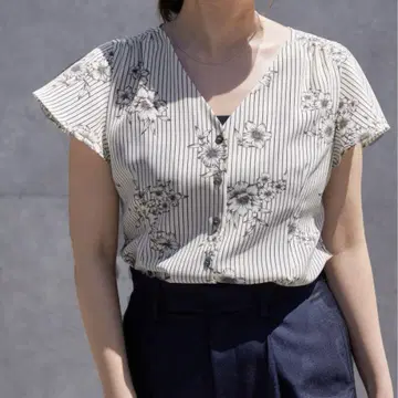 IENA 스트라이프 플라워 앞 버튼 V 넥 블라우스