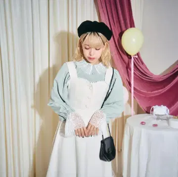 [ kutir ] [ 쿠티르와 레트로 ] 레이스 캔디 슬리브 블라우스