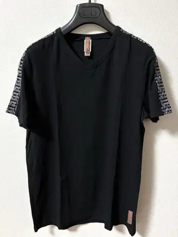 JohnGalliano 갈리아노 어깨 로고 라인 V넥 티셔츠
