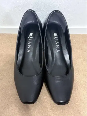 DIANA 블랙 펌프스