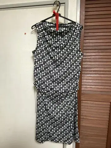 indivi 블랙 화이트 기하학 패턴 슬리브리스 셋업
