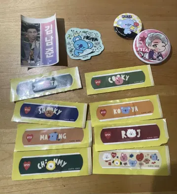 BT21 스티커와 반창고와 배지