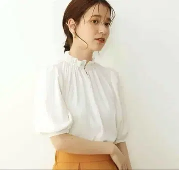 에내추럴뷰티베이직*드레이프감 프릴 블라우스 아이보리 M