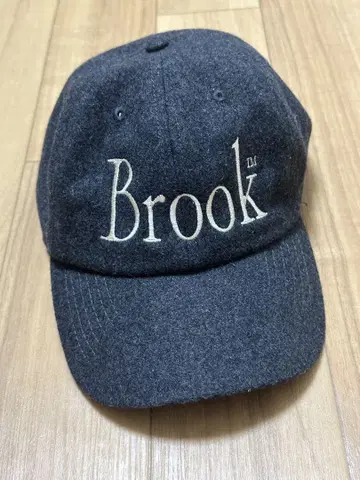 Brook 자수 로고 다크 그레이 캡