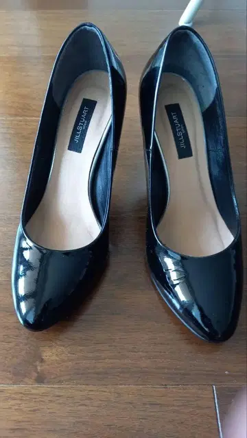 컨디션 최상 JILLSTUART 천연 가죽 에나멜 블랙 펌프스 질스튜어트