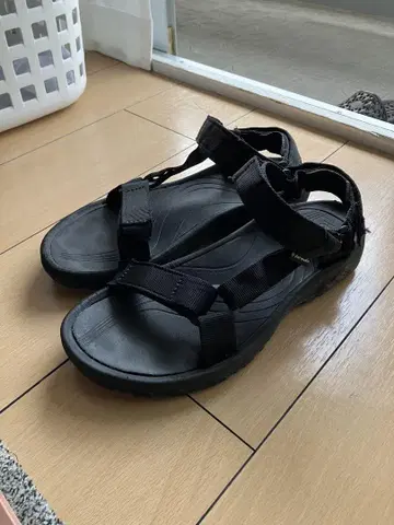 블랙 스포츠 샌들 조정 가능