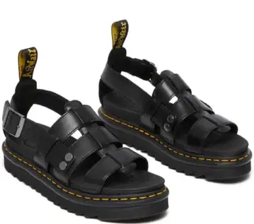 Dr. Martens 블랙 구르카 샌들