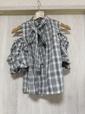 LILY BROWN 체크 무늬 오프숄더 블라우스