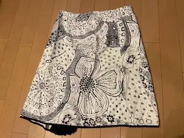 플레어 스커트 화이트 블랙 플라워 무늬 무릎 기장