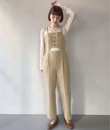 클레이오 베이지 버튼이 달린 플리츠 올인원