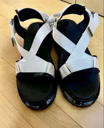 다케오 키쿠치 클리어 볼륨 밑창 크로스 샌들