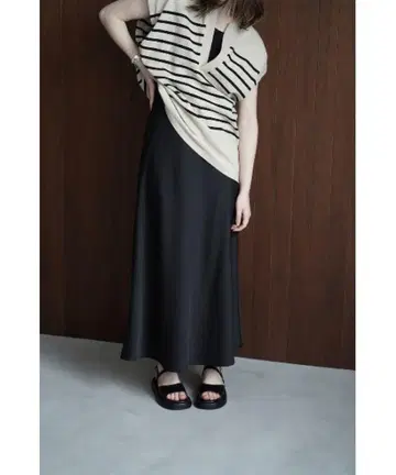 clane low waist satin skirt 사이즈 2