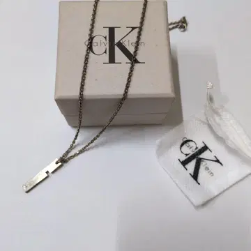 Calvin Klein 바 타입 목걸이