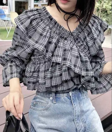 프릴이 달린 체크 무늬 블라우스 M 사이즈 INGNI