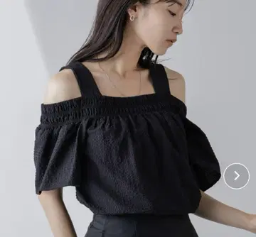 나노 유니버스 오프숄더 블라우스