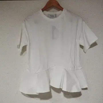 TRANOI. 화이트 페플럼 반팔 셔츠