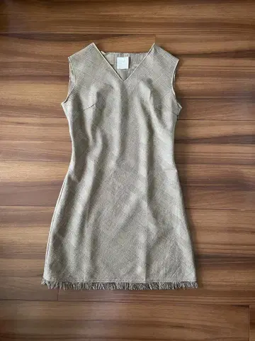 Lulu Paris 베이지 V넥 슬리브리스 미니 원피스