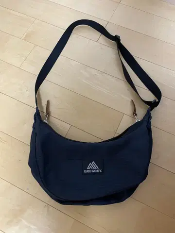 그레고리 네이비 숄더백
