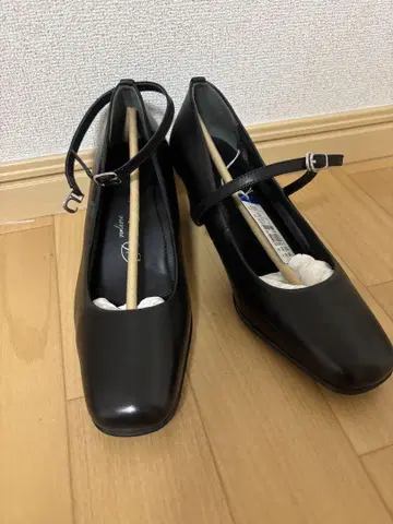 블랙 스트랩 로퍼 미들 힐