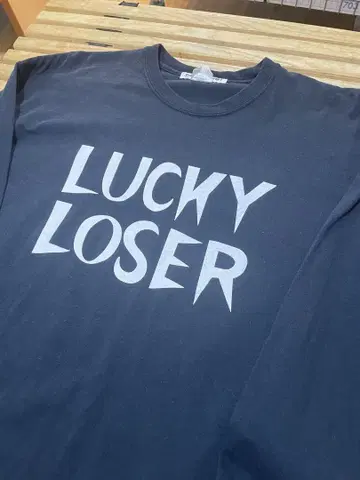 보통은 그냥 티셔츠 "LUCKY LOSER" 롱 T