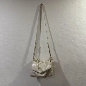 아이보리 크런치 디자인 숄더백